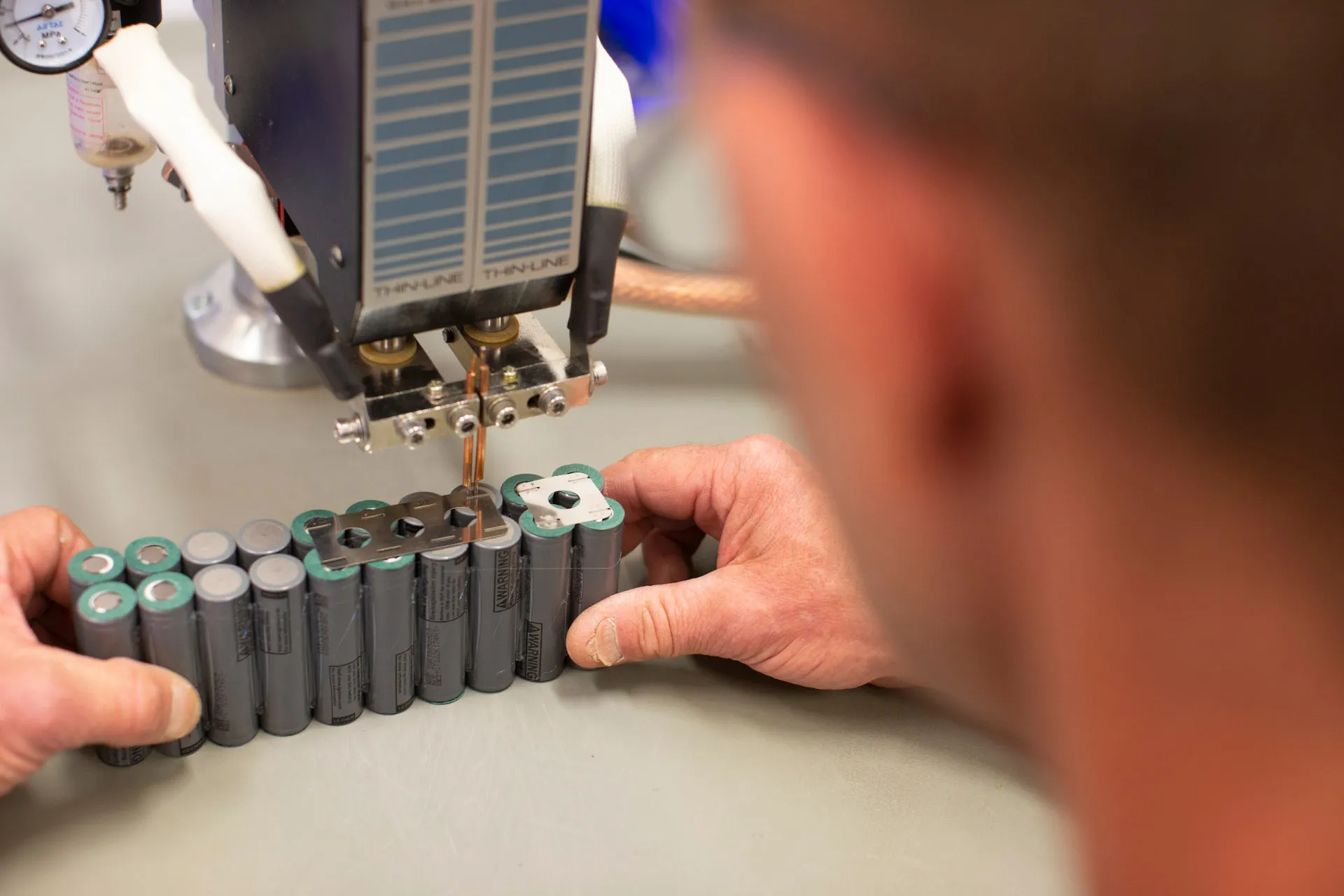 Nieuwe batterijcellen worden gesoldeerd in een fietsaccu