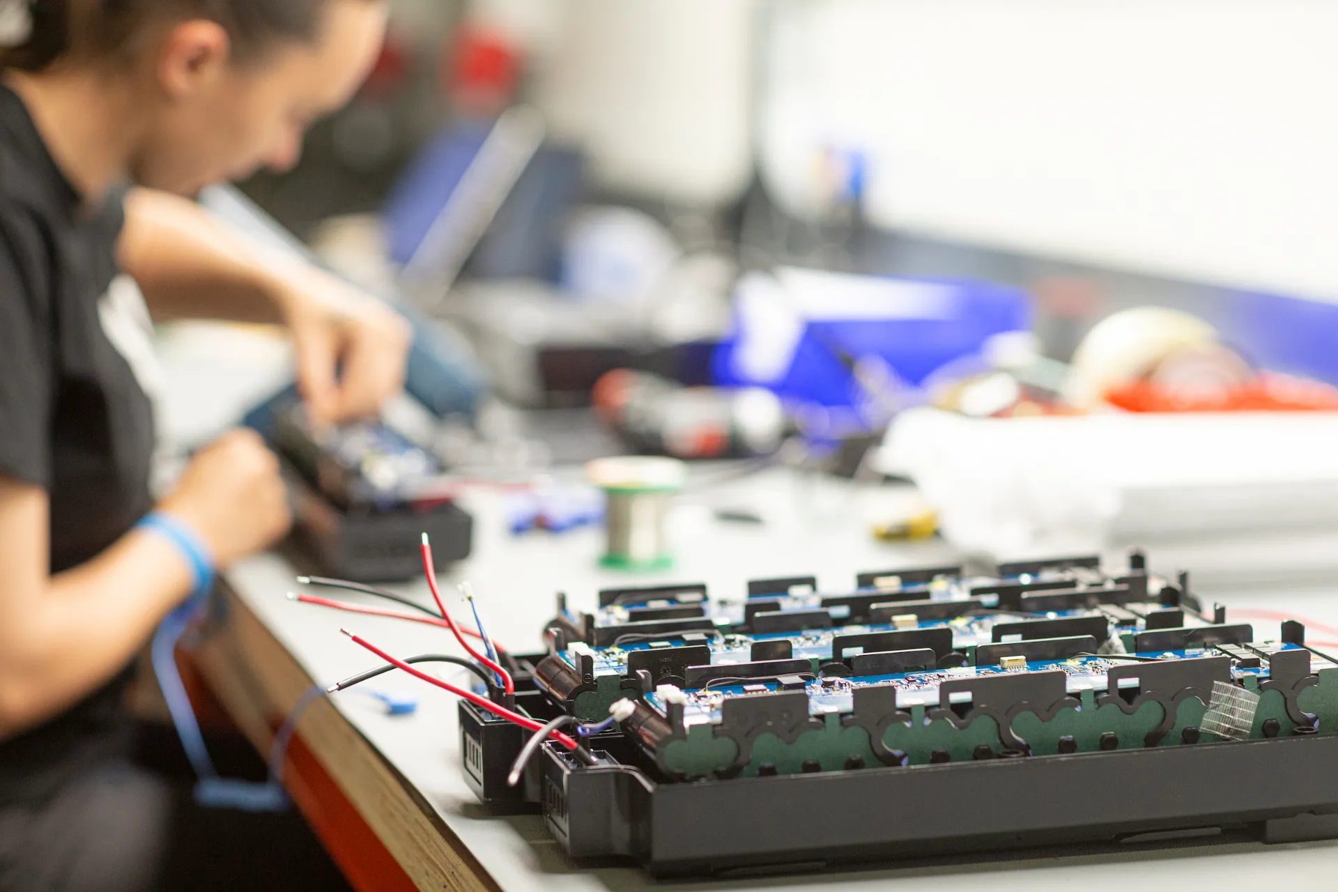 Technieker werkt aan de elektronica van een fietsaccu